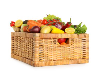 Hasır sepetin içindeki farklı taze meyve ve sebzeler beyaza izole edilmiş.