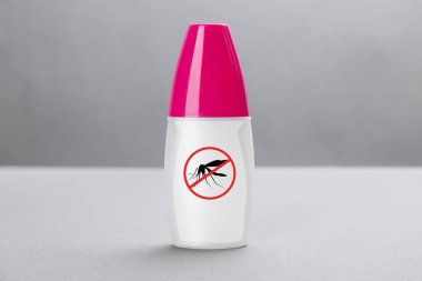 Gri arka planda sivrisinek spreyi. Böcek kovucu