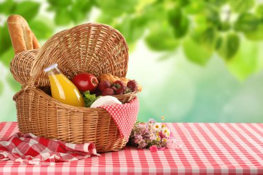 Piknik sepeti, doğada yiyecek ve meyve suyu var. Metin için boşluk