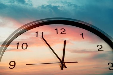Saat ve gökyüzü gün batımına kadar aydınlanır, çifte çekim. Zaman kavramı