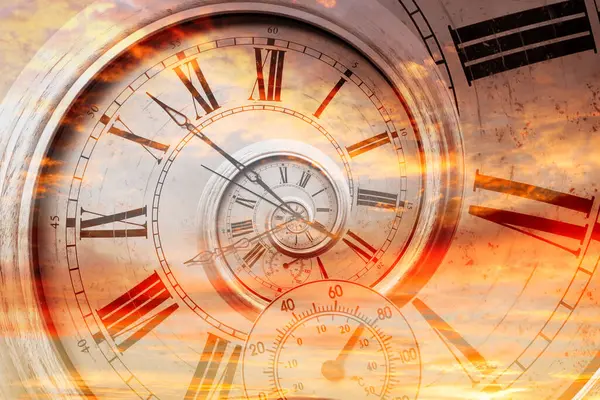 Klasik saat ve günbatımı gökyüzünün çifte görüntüsü. Zaman kavramı