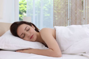 Yatma vakti. Evde yatakta uyuyan bir kadın.