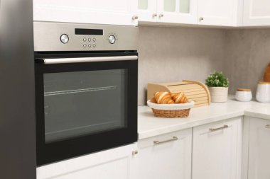 Mutfakta elektrikli fırın ve kruvasan var. Yemek pişirme aygıtı