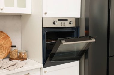 Mutfakta elektrikli fırın aç. Yemek pişirme aygıtı