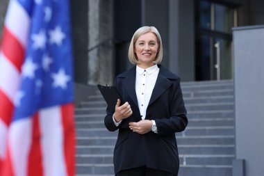 Uluslararası ilişkiler. ABD bayrağının yanında panosu olan bir diplomat.