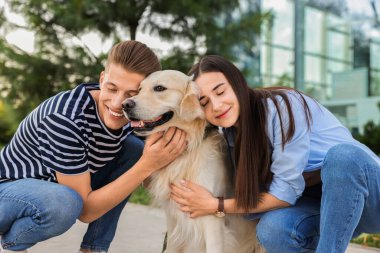 Tatlı Golden Retriever köpeği olan mutlu çift.