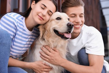 Tatlı Golden Retriever köpeği olan mutlu çift.