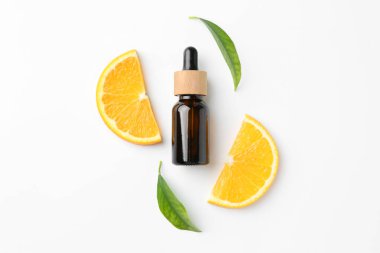 Beyaz zemin üzerinde gerekli yağ, turuncu ve yeşil yapraklar, düzlük