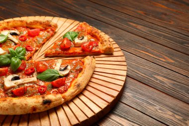 Fesleğenli, mantarlı, biberli ve domatesli lezzetli pizza, yakın plan. Metin için boşluk