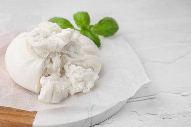 Beyaz desenli masada nefis taze burrata peyniri, metin için yer.
