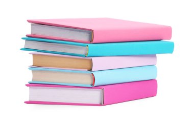 Beyaza izole edilmiş renkli kitap yığını