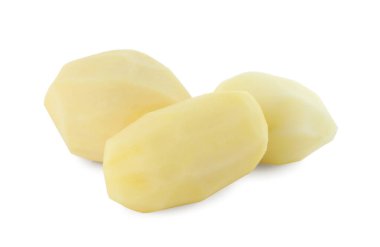 Soyulmuş taze çiğ patatesler.