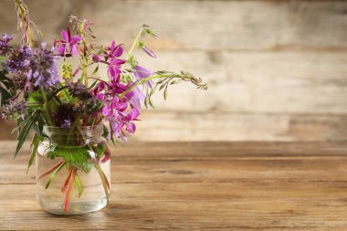 Tahta masada farklı şifalı bitkilerden oluşan bir buket. Metin için boşluk