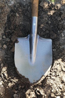 Metal kürek açık havada, üst tarafta.