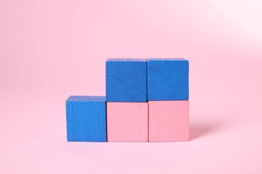 Pembe arka planda bir sürü boş renkli küp