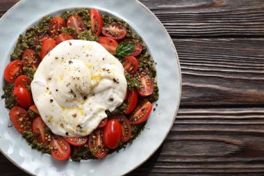 Tahta masada taze lezzetli burrata salatası, üst manzara. Metin için boşluk