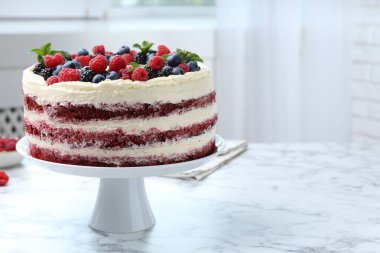 Farklı böğürtlenli lezzetli sünger kek ve beyaz mermer masada nane şekeri, mesaj için yer var.