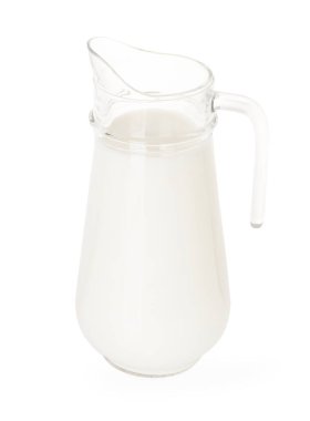 Beyaz üzerine taze süt bırakılmış cam sürahi.