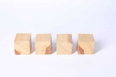 Beyaz arkaplanda bir sürü boş tahta küp