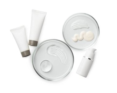 Farklı kozmetik ürünleri içeren petri kapları beyaz ve düz yerde izole edilmiş.