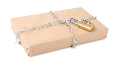 Zincirli ve asma kilitli bir paket beyaza izole edilmiş.