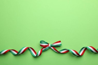 Yeşil arka planda Macar bayrağı renginde kurdele, üst manzara. Metin için boşluk