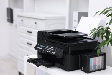 Ofisinde kağıt olan modern yazıcı