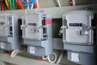 Elektrik sayaçları ve sigorta kutusundaki kablolar. Enerji ölçüm aygıtı