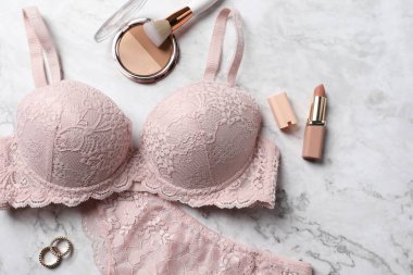 Güzel dantel iç çamaşırı seti ve açık mermer arka planda aksesuarlar, düz yatış