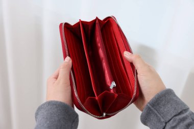Kapalı mekanda cüzdanı boş bir kadın, yakın çekim manzarası