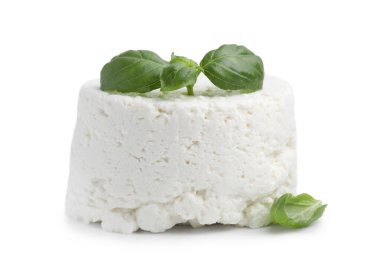 Taze ricotta (krem peynir) ve fesleğen beyaza izole edilmiş.