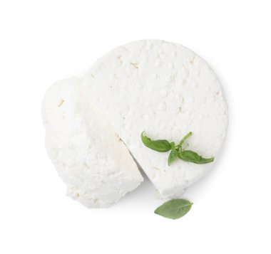 Taze ricotta (krem peynir) ve fesleğen beyaza izole edilmiş, üst manzara