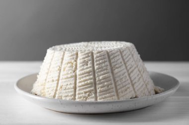 Lezzetli ricotta (krem peynir) beyaz ahşap masada, yakın plan