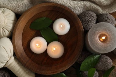 Tablonun üzerinde farklı spa ürünleri bulunan düz konum