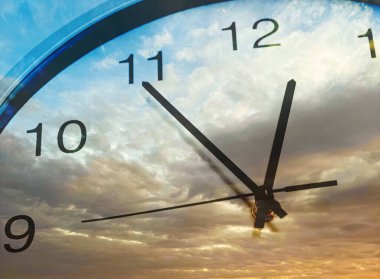 Saat ve gökyüzü gün batımına kadar aydınlanır, çifte çekim. Zaman kavramı