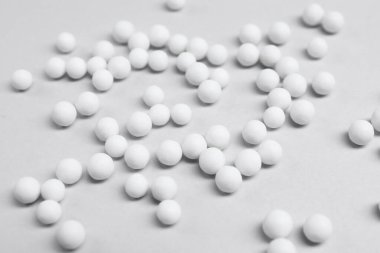 Homeopati ilacı. Beyaz arka planda bir sürü hap