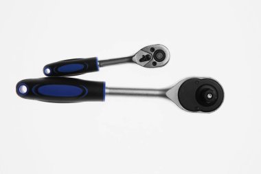 Beyaz arka planda iki tork anahtarı, üst manzara. Otomatik mekanik araçlar