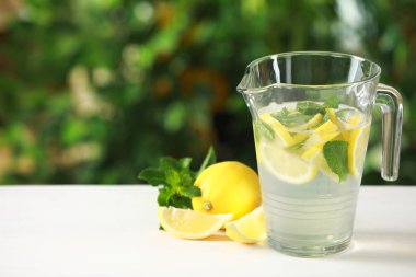 Nane şekerli limonata ve açık yeşil arka planda bulanık yeşil arkaplan. Metin için boşluk