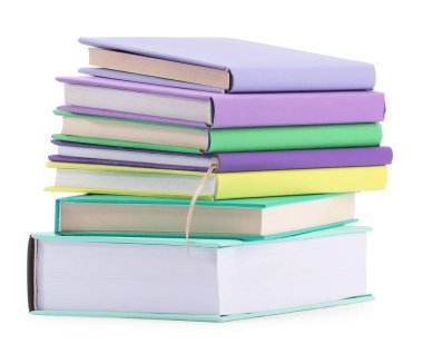 Beyaza izole edilmiş renkli kitap yığını