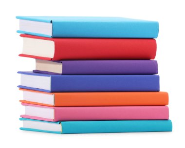Beyaza izole edilmiş renkli kitap yığını