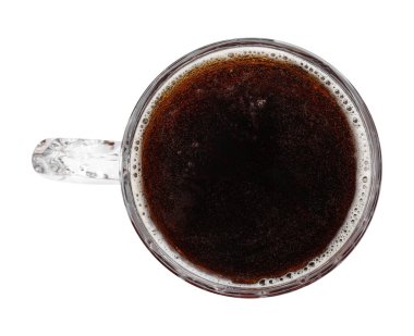 Bardak bardak koyu bira, beyaza izole edilmiş.