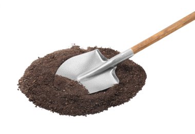 Tahta saplı metal kürek ve beyaz üzerine izole edilmiş toprak yığını.
