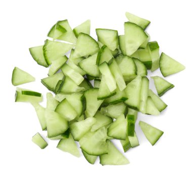 Taze kesilmiş salatalık beyaza izole edilmiş, üst manzara