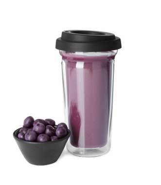 Lezzetli acai suyu ve beyaz üzerine izole edilmiş böğürtlen