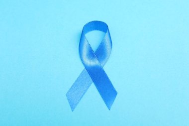 Renkli arka planda mavi kurdele, üst manzara. Prostat kanseri farkındalığı