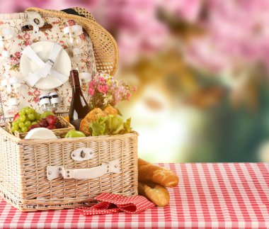 Piknik sepeti, içinde yiyecek ve şarap var. Metin için boşluk