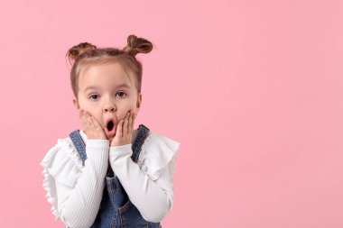 Pembe arka planda duygusal küçük kızın portresi, mesaj için boşluk