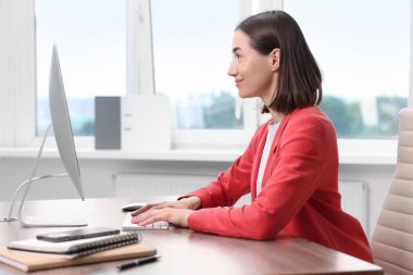 Ofiste çalışan iyi duruşu olan bir kadın.