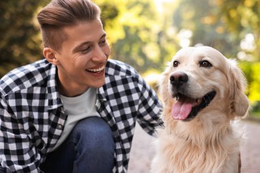 Güzel Golden Retriever köpeği olan mutlu bir sahibin portresi.