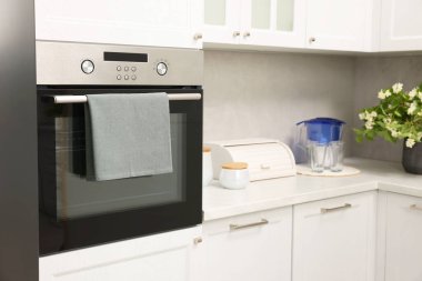 Mutfakta havluyla elektrikli fırın. Yemek pişirme aygıtı
